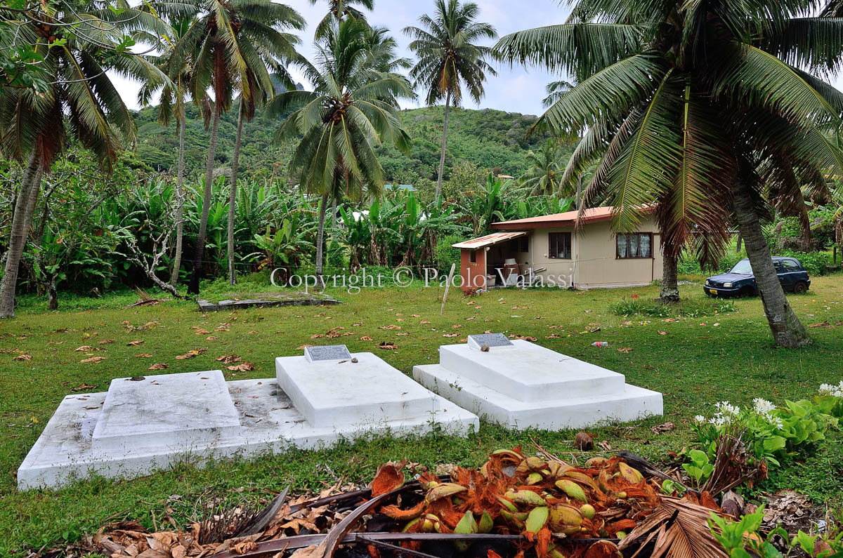 Cook Islands - Rarotonga -  graves in the backyard