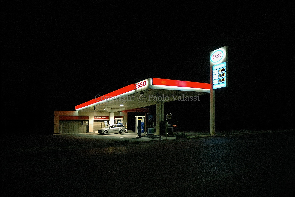 Oasis gas station hopper at night notte
