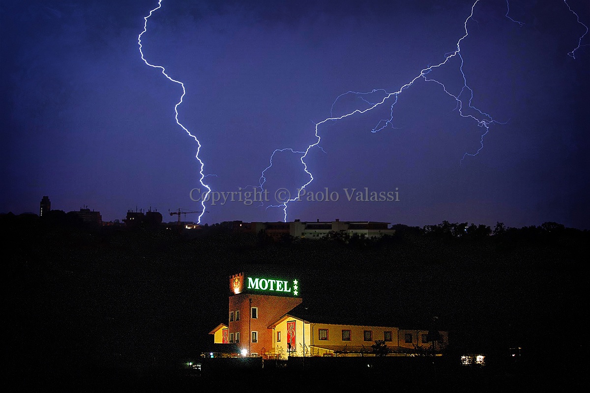 Oasis - Hotel in the storm with lightning lampi fulmini