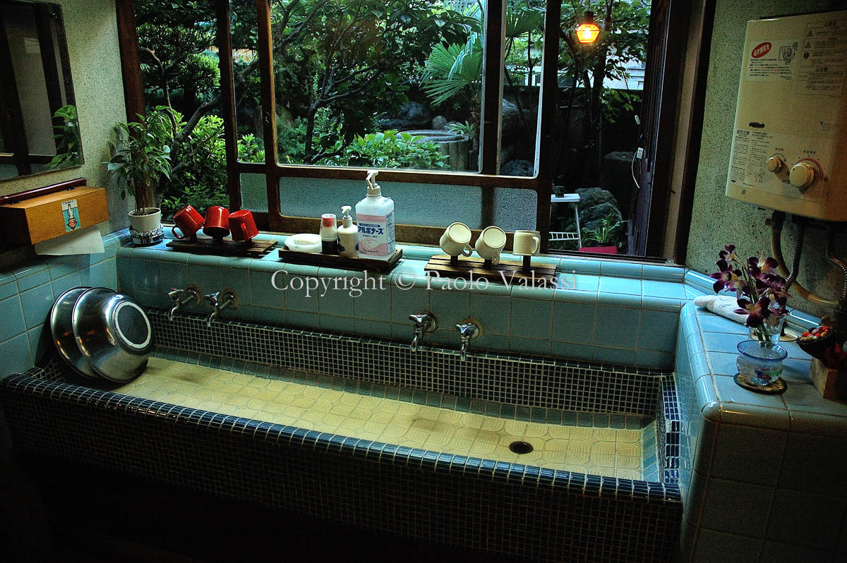 Japan - Ryokan - Traditional inn - The bathroom