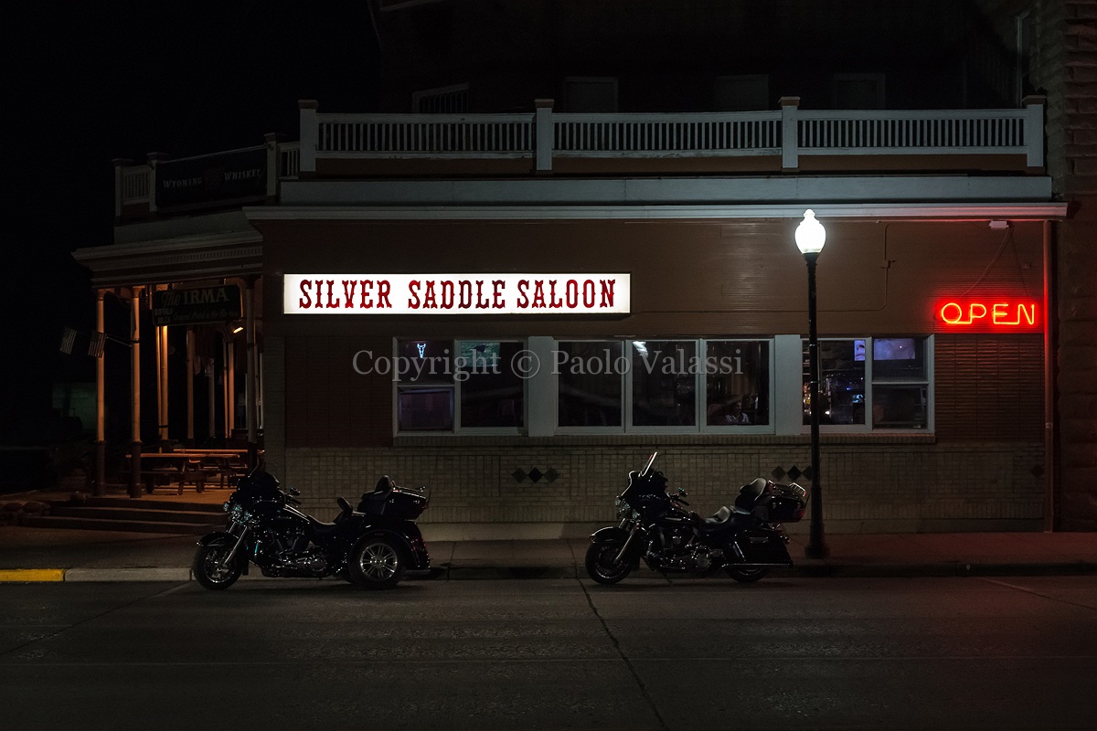 Oasis - Saloon in USA at night notte