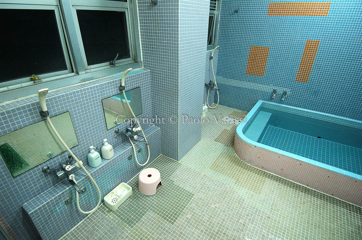 Japan - Ryokan - Traditional inn - The bathroom