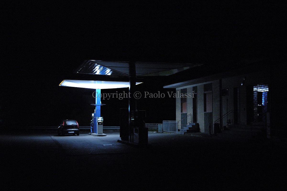 oasis gas station hopper at night notte