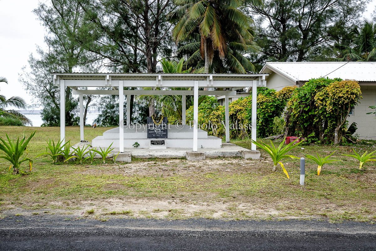 Cook Islands - Rarotonga -  graves in the backyard