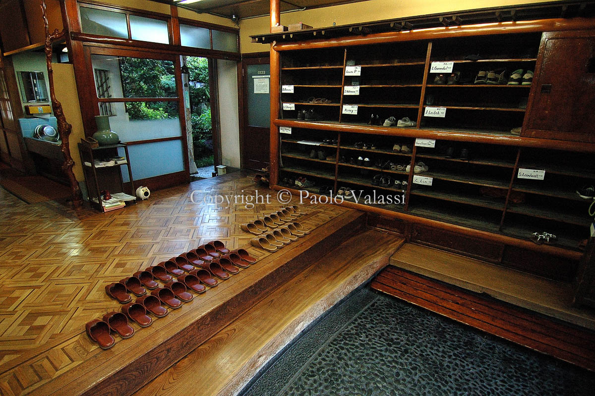  Japan - Ryokan - Traditional inn - The entrance