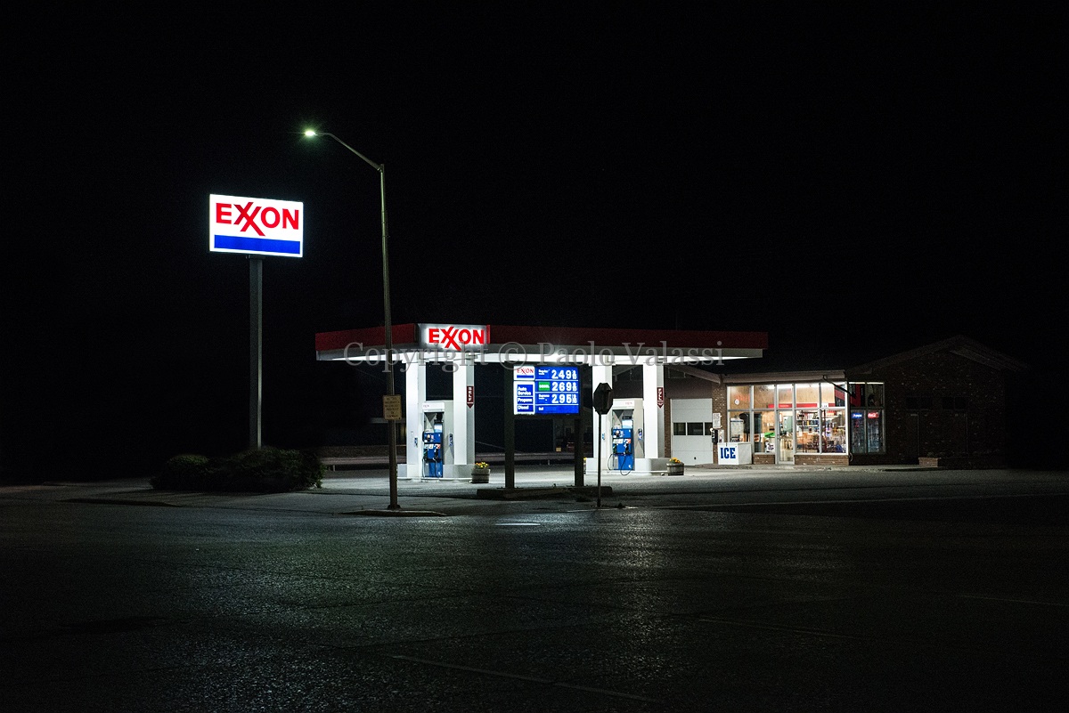 oasis gas station di notte at night in USA