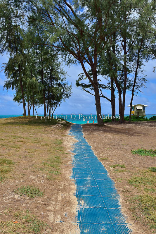 Hawaii - Oahu - Waimanalo Beach, path to the ocean