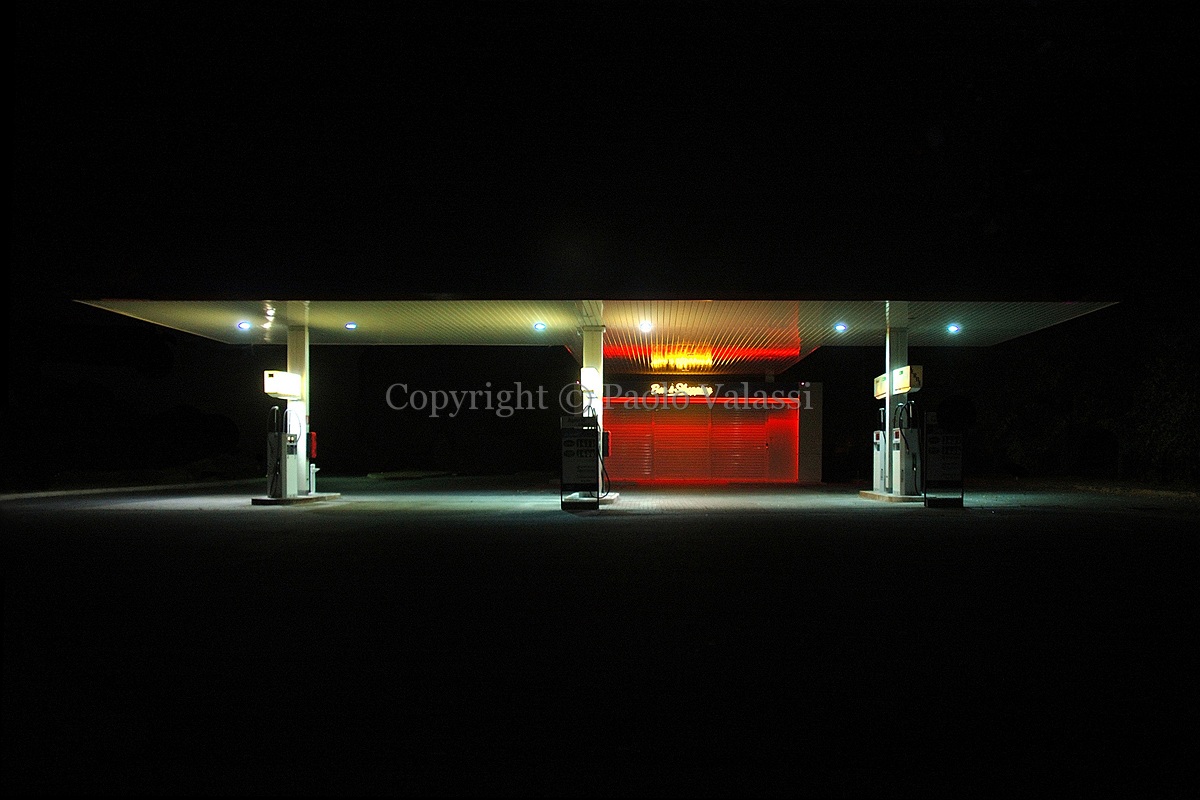 Oasis Gas Station at night notte