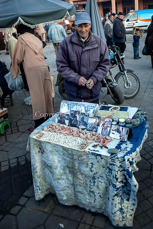 Morocco - Marrakech - Jamaa el Fna - Street dentist