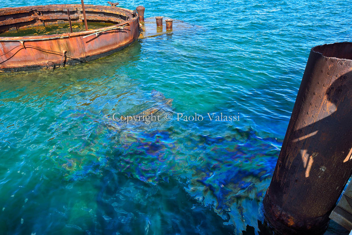 Hawaii - Oahu - USS Arizona Memorial, oil from the wreck