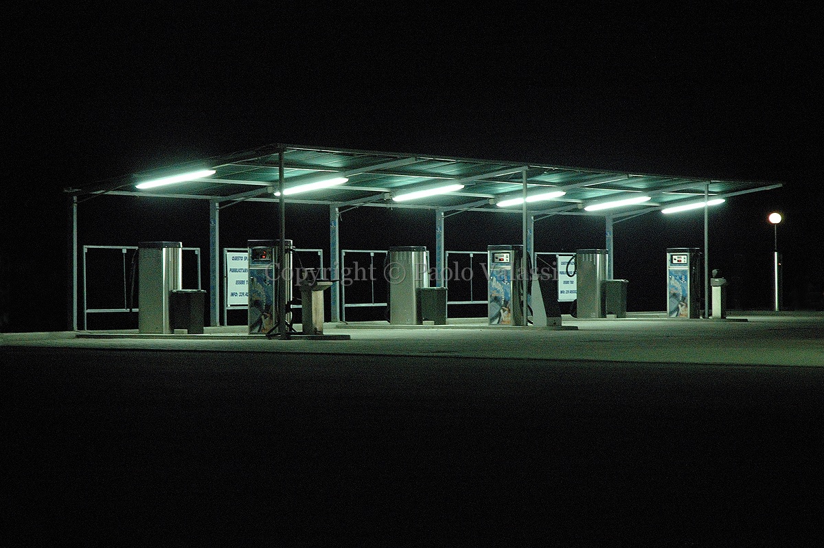 Oasis - Car Wash Station at night notte
