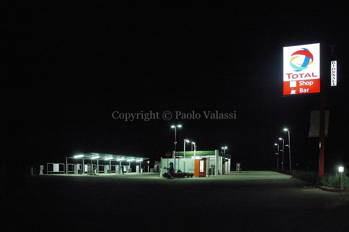Oasis - Car Wash Station at night notte