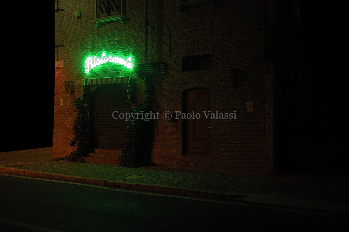 Oasis - Closed restaurant at night notte