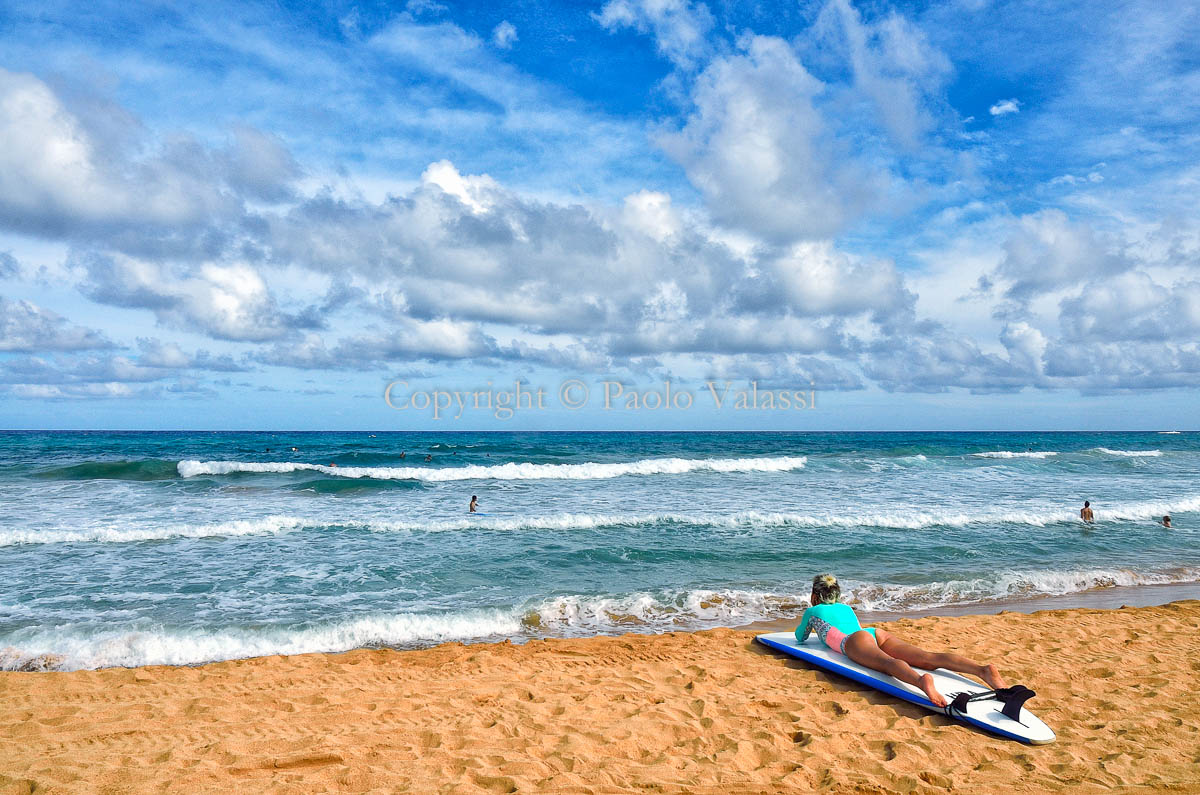 Hawaii - Kauai - Surfer on the beach