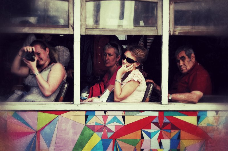 Portogallo - Lisbon story, gente sul tram